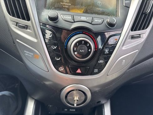 Used 2013 Hyundai Veloster Base w/ Style Pkg image 18