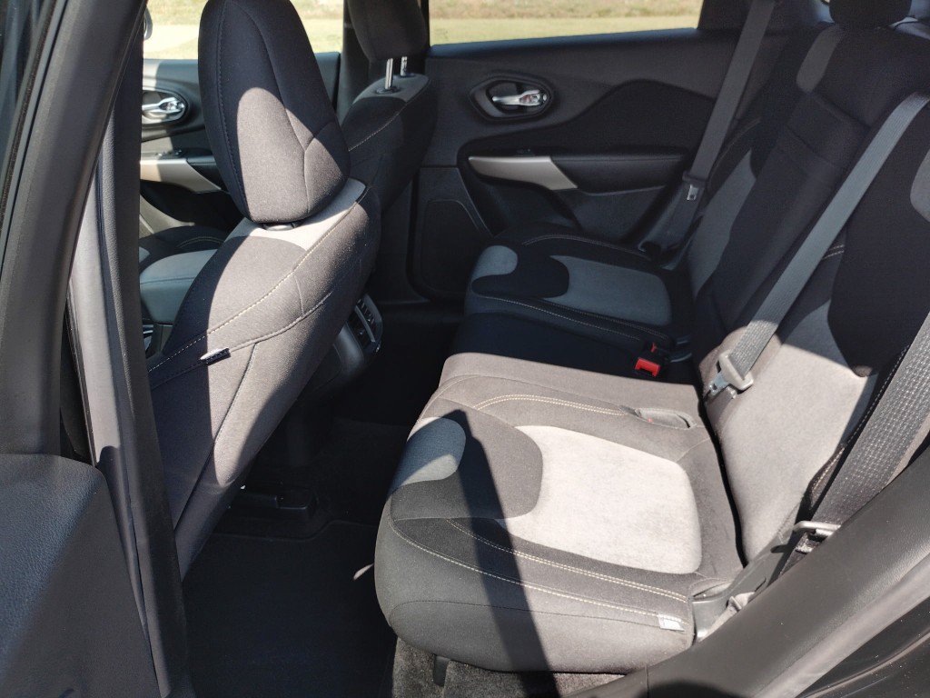 Used 2018 Jeep Cherokee Latitude w/ Safety Group FWD image 9