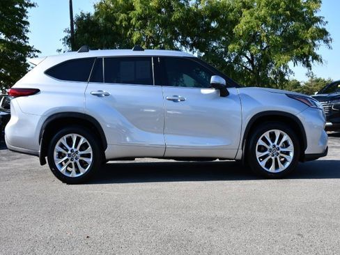 Used 2023 Toyota Highlander Limited image 8