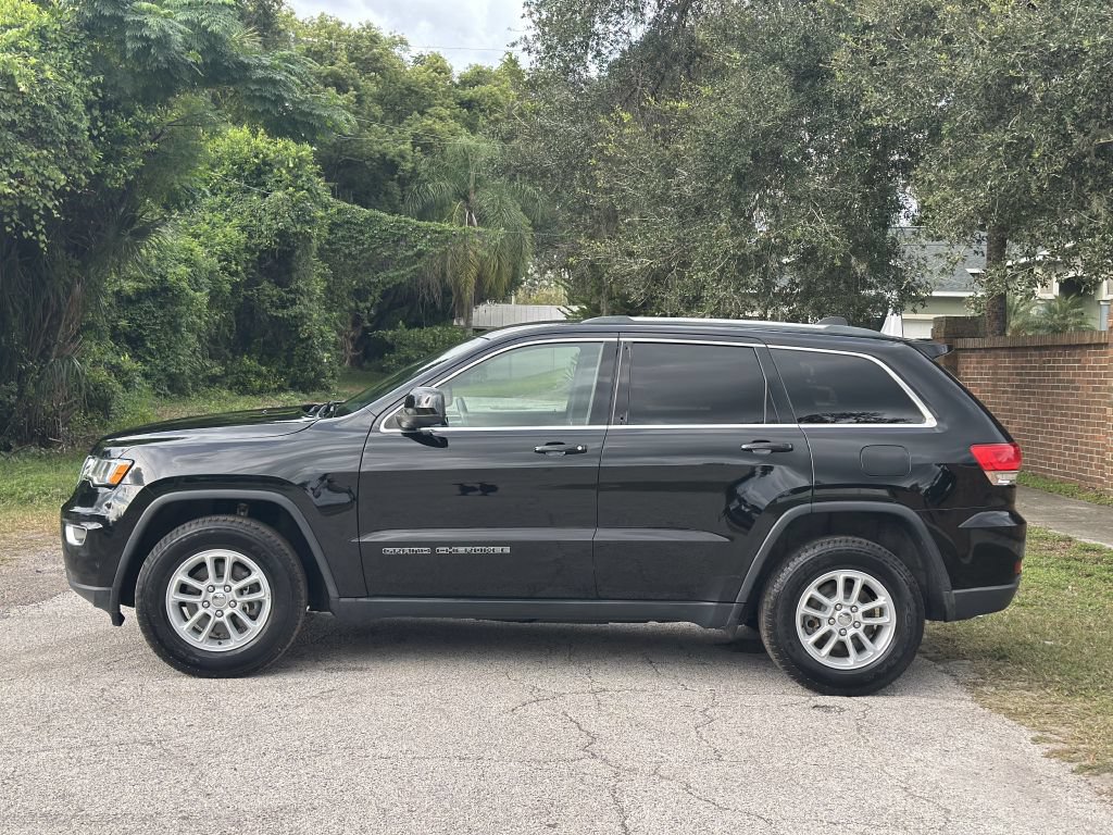 Used 2018 Jeep Grand Cherokee Laredo AWD/4WD image 2