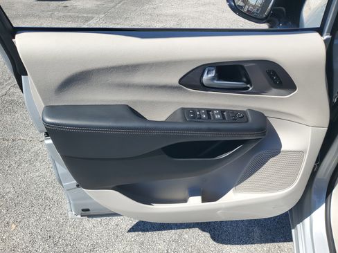 Used 2024 Chrysler Pacifica Touring-L FWD image 10