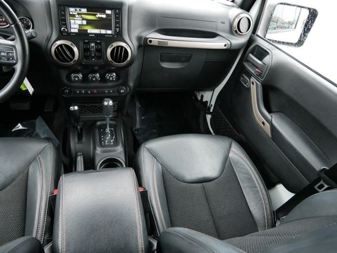 Used 2016 Jeep Wrangler Unlimited Sahara image 11