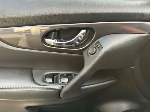 Used 2018 Nissan Rogue SV image 12