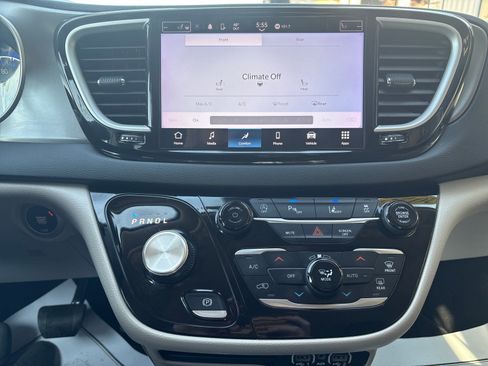 Used 2023 Chrysler Pacifica Touring-L image 18