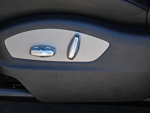 Used 2023 Porsche Macan image 19