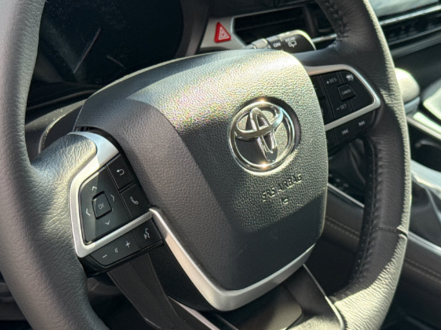Used 2025 Toyota Sienna XLE FWD image 29