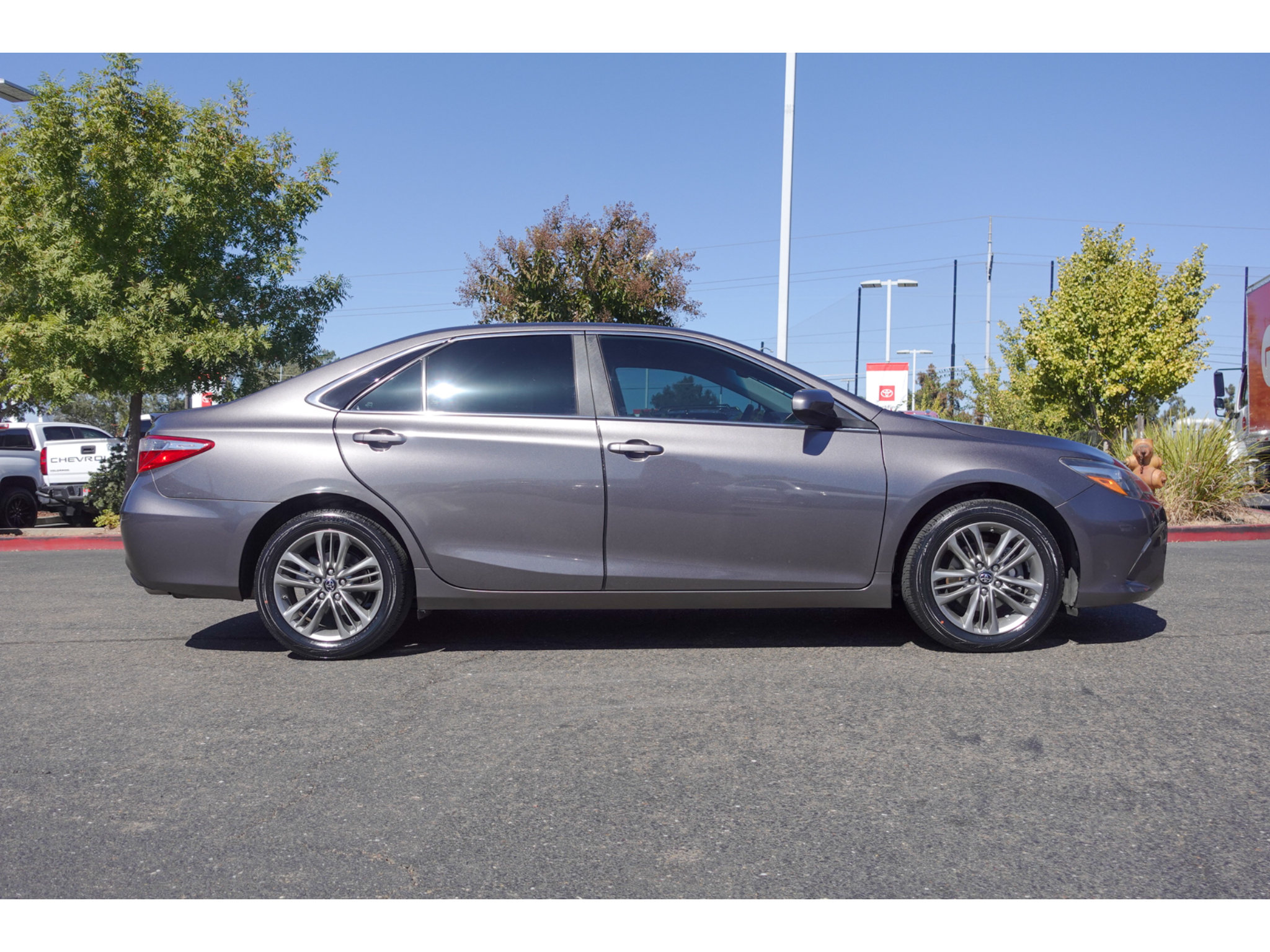 Used 2017 Toyota Camry SE FWD image 2