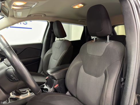 Used 2015 Jeep Cherokee Latitude w/ Cold Weather Group image 11