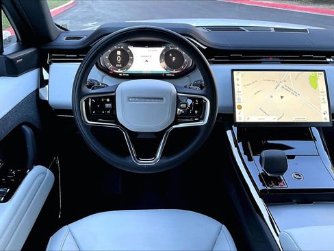 Used 2025 Land Rover Range Rover Sport image 4