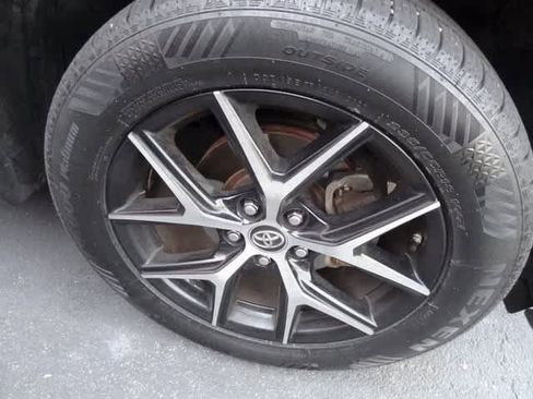 Used 2018 Toyota RAV4 SE image 14