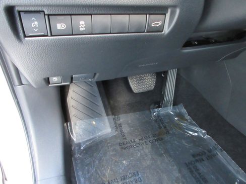 Used 2024 Toyota Venza XLE image 29