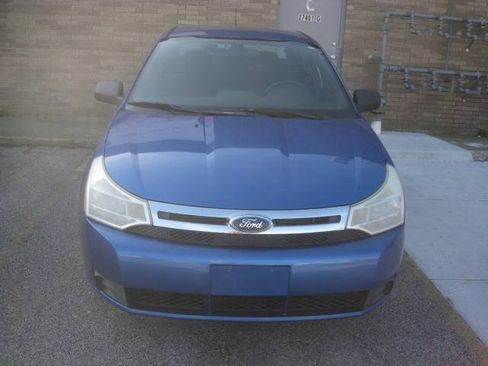 Used 2010 Ford Focus SE FWD image 2