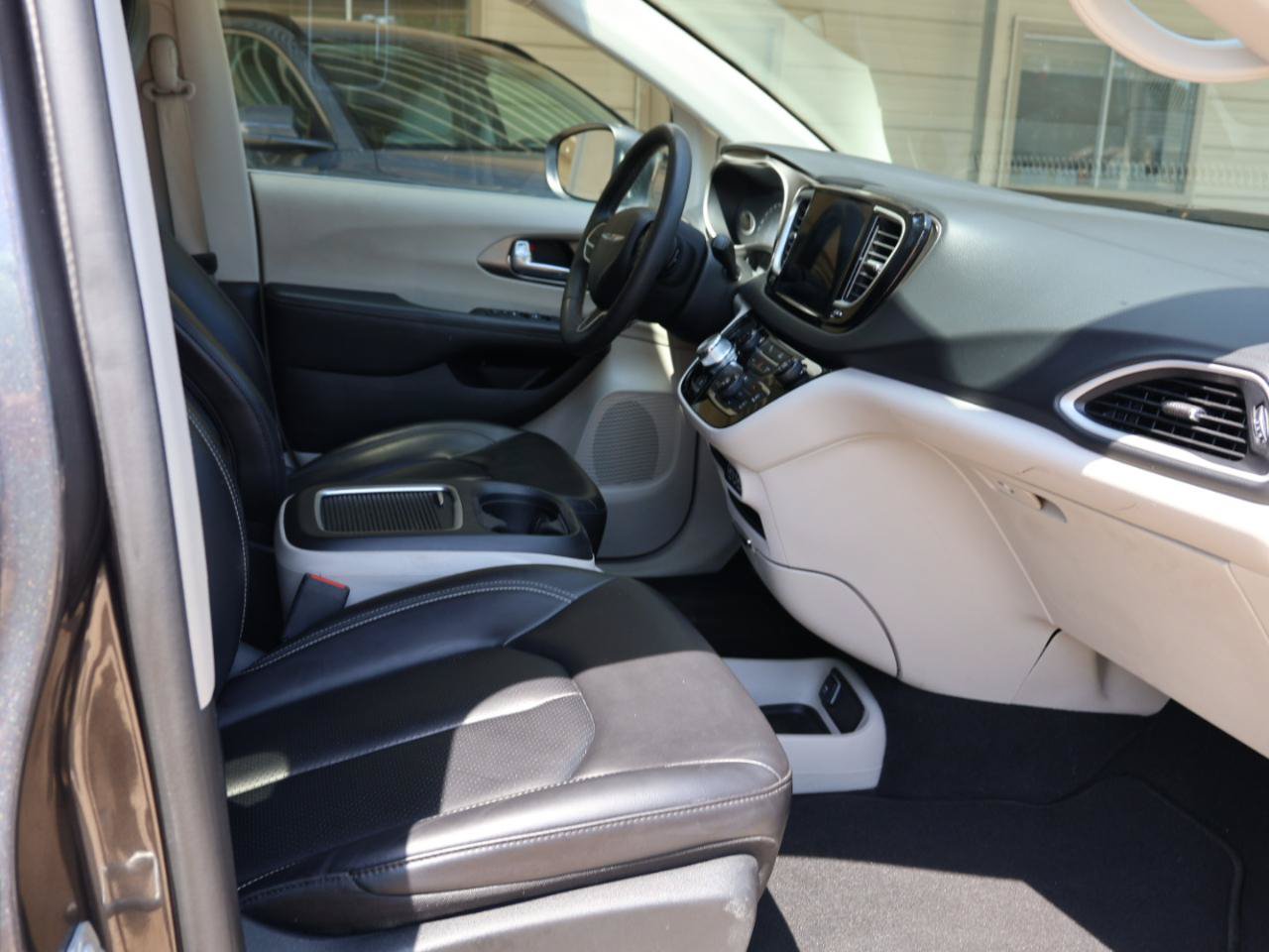 Used 2025 Chrysler Pacifica Select FWD image 14