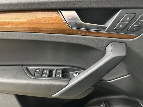 Used 2022 Audi Q5 e Premium w/ Convenience Package image 10