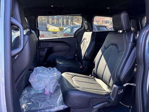 New 2026 Chrysler Pacifica Select image 24