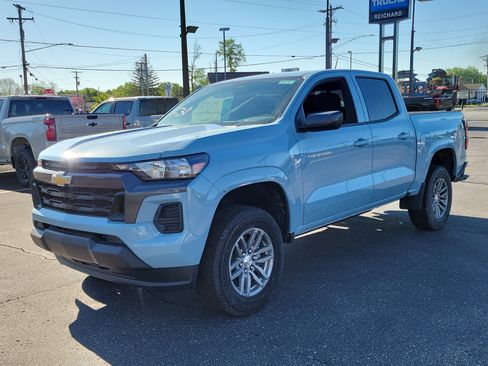 Used 2026 Chevrolet Colorado LT RWD image 2