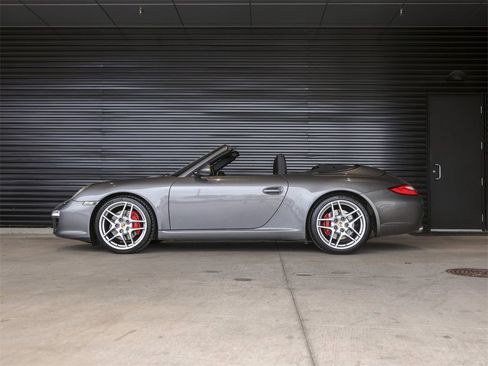 Used 2010 Porsche 911 Cabriolet image 2