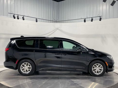 Used 2025 Chrysler Pacifica Select FWD image 10