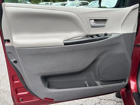 Used 2017 Toyota Sienna LE FWD image 12