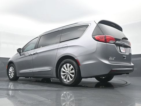 Used 2019 Chrysler Pacifica Touring-L image 29