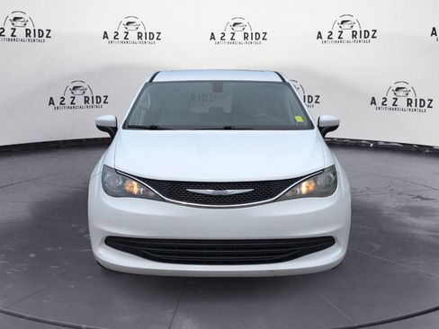 Used 2017 Chrysler Pacifica Touring FWD image 2