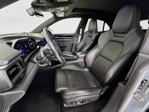 Certified 2025 Porsche Macan Electric RWD image 5