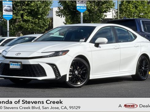 Used 2025 Toyota Camry SE FWD image 1
