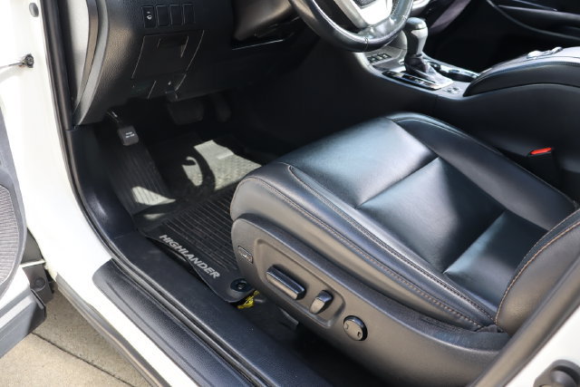 Used 2019 Toyota Highlander XLE AWD/4WD image 18