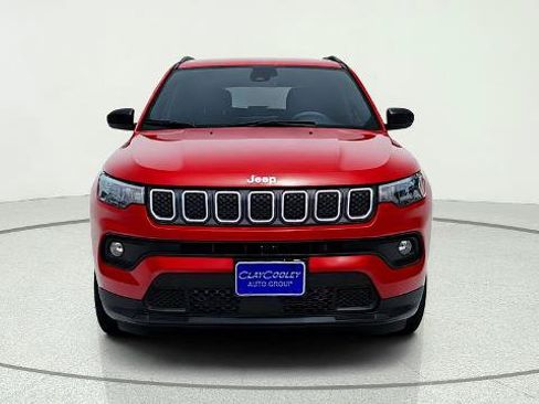 Used 2024 Jeep Compass Latitude AWD/4WD image 2