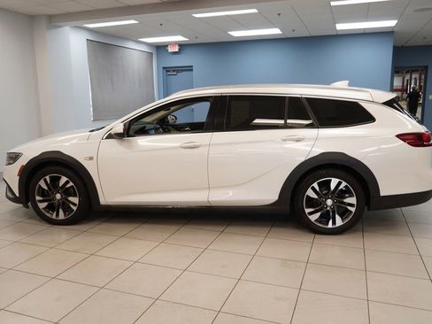 Used 2018 Buick Regal Essence w/ Driver Confidence Package #1 image 2