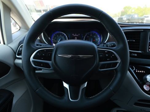 Used 2023 Chrysler Voyager LX FWD image 11