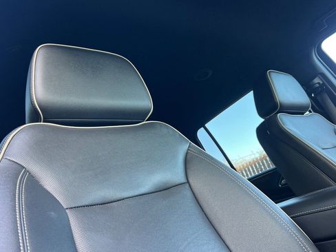 Used 2023 Chevrolet Suburban Premier image 18