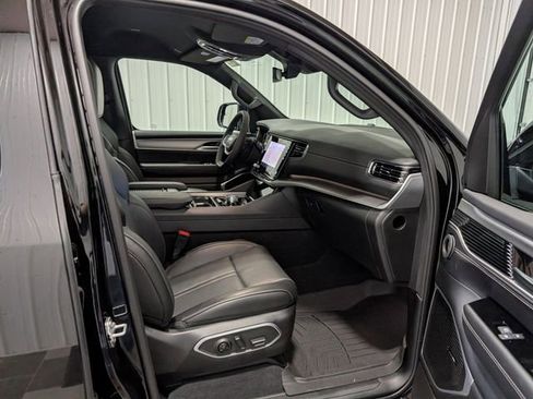 Used 2025 Jeep Wagoneer 4WD image 29