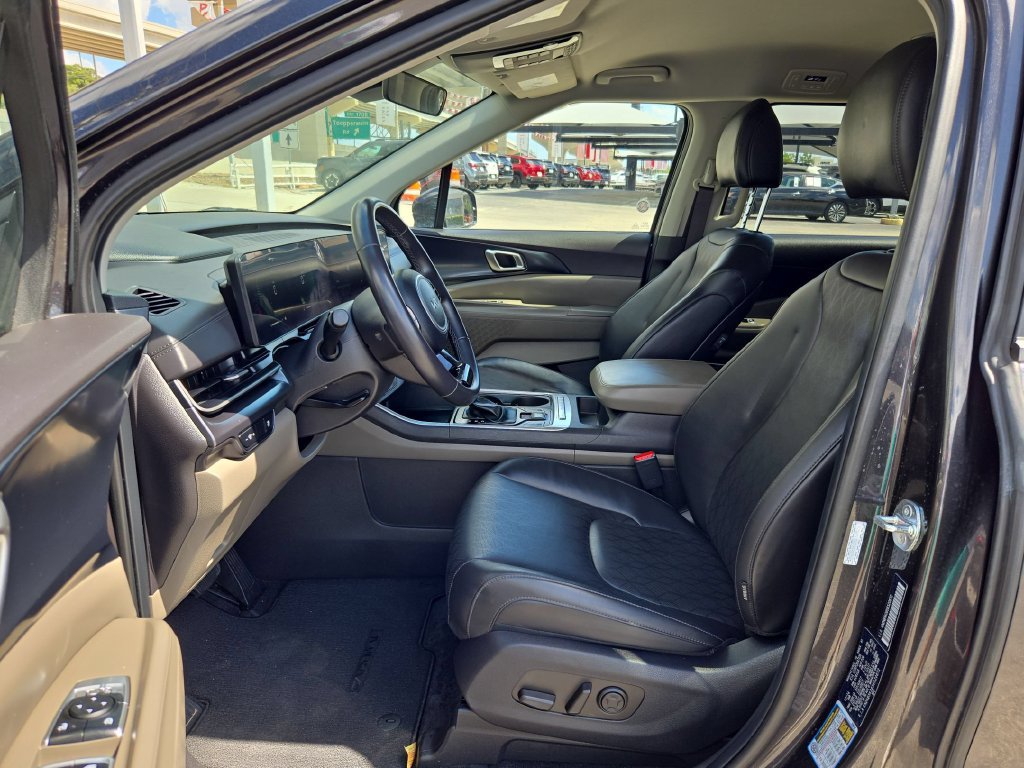 Used 2025 Kia Carnival FWD image 11