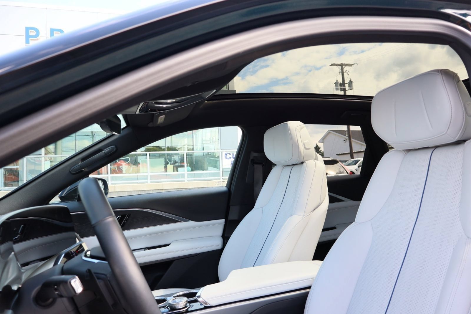 Used 2024 Cadillac Lyriq Luxury AWD/4WD image 21