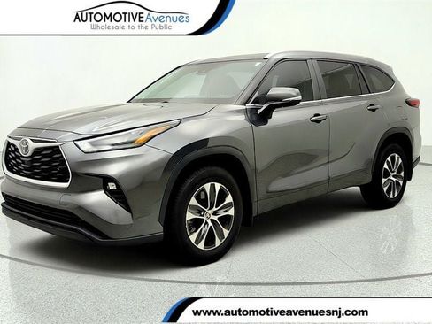 Used 2024 Toyota Highlander XLE AWD/4WD image 1