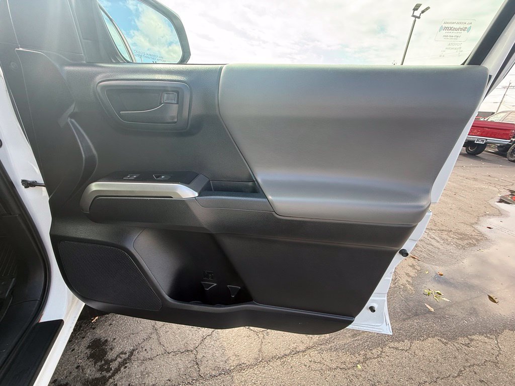 Used 2018 Toyota Tacoma SR5 AWD/4WD image 17