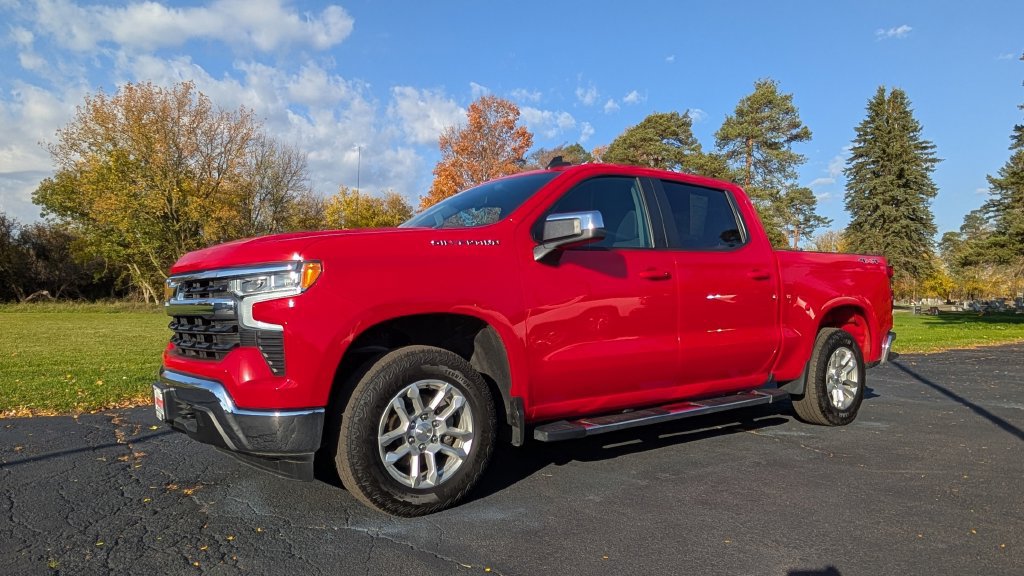 Used 2024 Chevrolet Silverado 1500 LT AWD/4WD image 3
