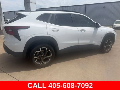 Used 2024 Chevrolet Trax LT w/ Driver Confidence Package FWD image 3