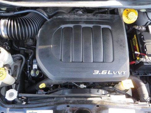 Used 2016 Chrysler Town & Country Touring image 10