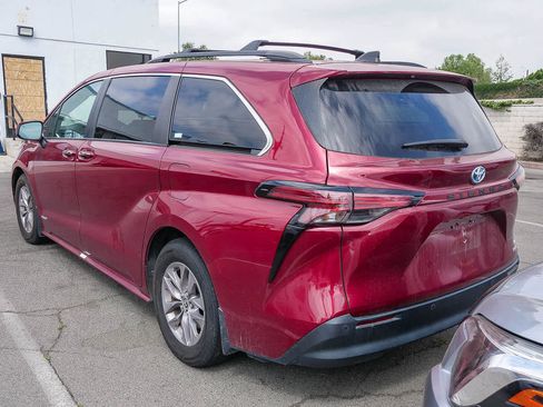Used 2021 Toyota Sienna XLE w/ XLE Plus Package FWD image 18