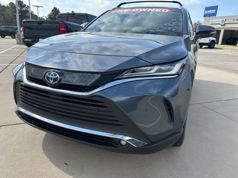 Used 2024 Toyota Venza XLE image 3