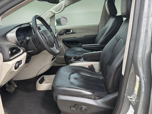Used 2022 Chrysler Pacifica Touring-L FWD image 16