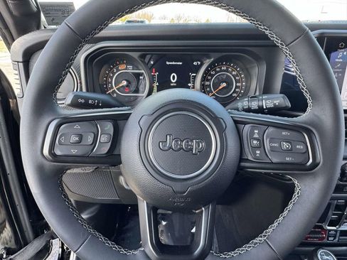Used 2025 Jeep Wrangler Unlimited Rubicon image 16