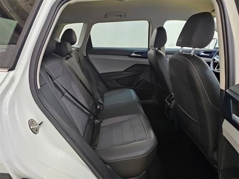 Used 2024 Volkswagen Taos SE image 12