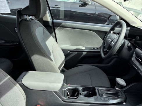 Used 2025 Kia K4 LXS image 9