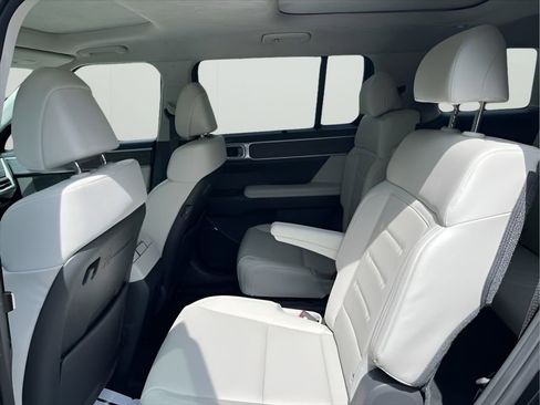 Used 2025 Hyundai Santa Fe Calligraphy image 16