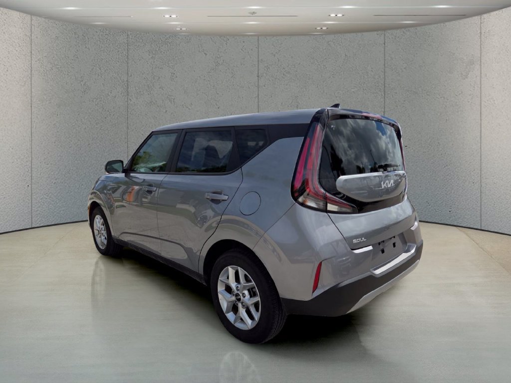Used 2025 Kia Soul LX w/ LX Technology Package FWD image 8