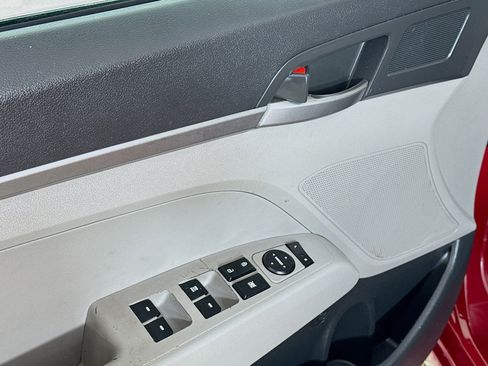 Used 2017 Hyundai Elantra SE image 23