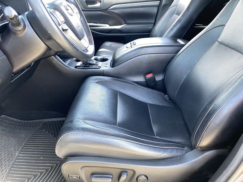 Used 2017 Toyota Highlander Limited w/ Carpet Mat Package AWD/4WD image 18